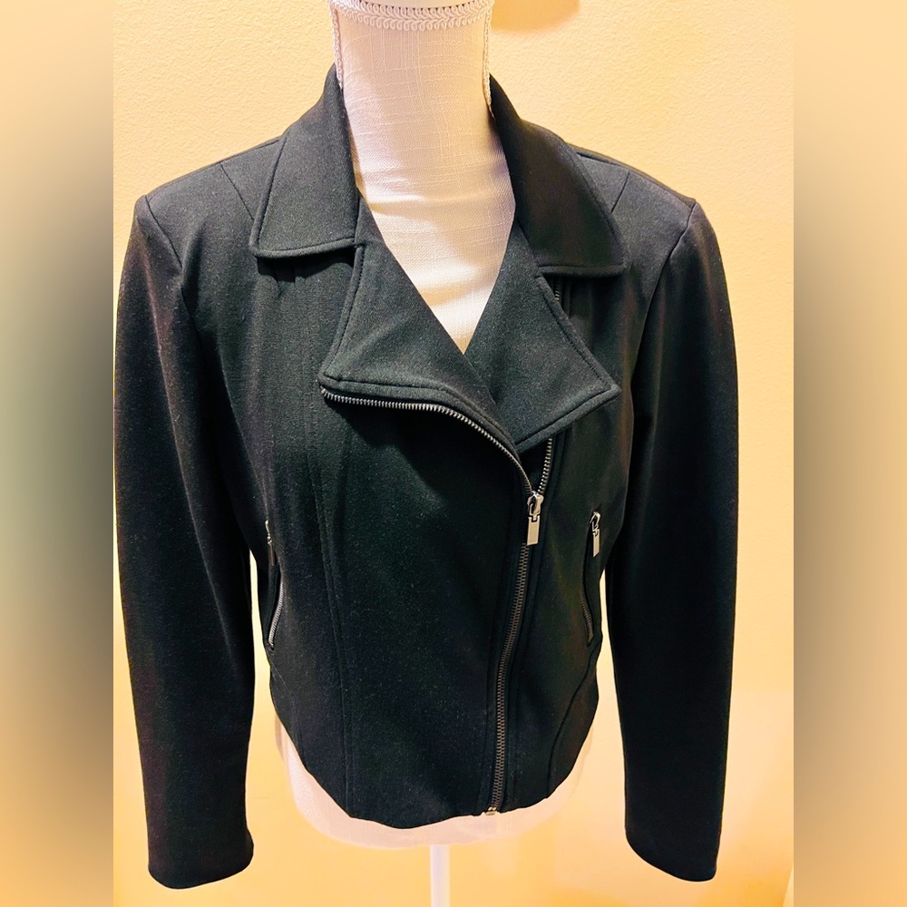 Metaphor Black Crop Biker Style Blazer. Zipper front. Long Sleeves. Size MEDIUM